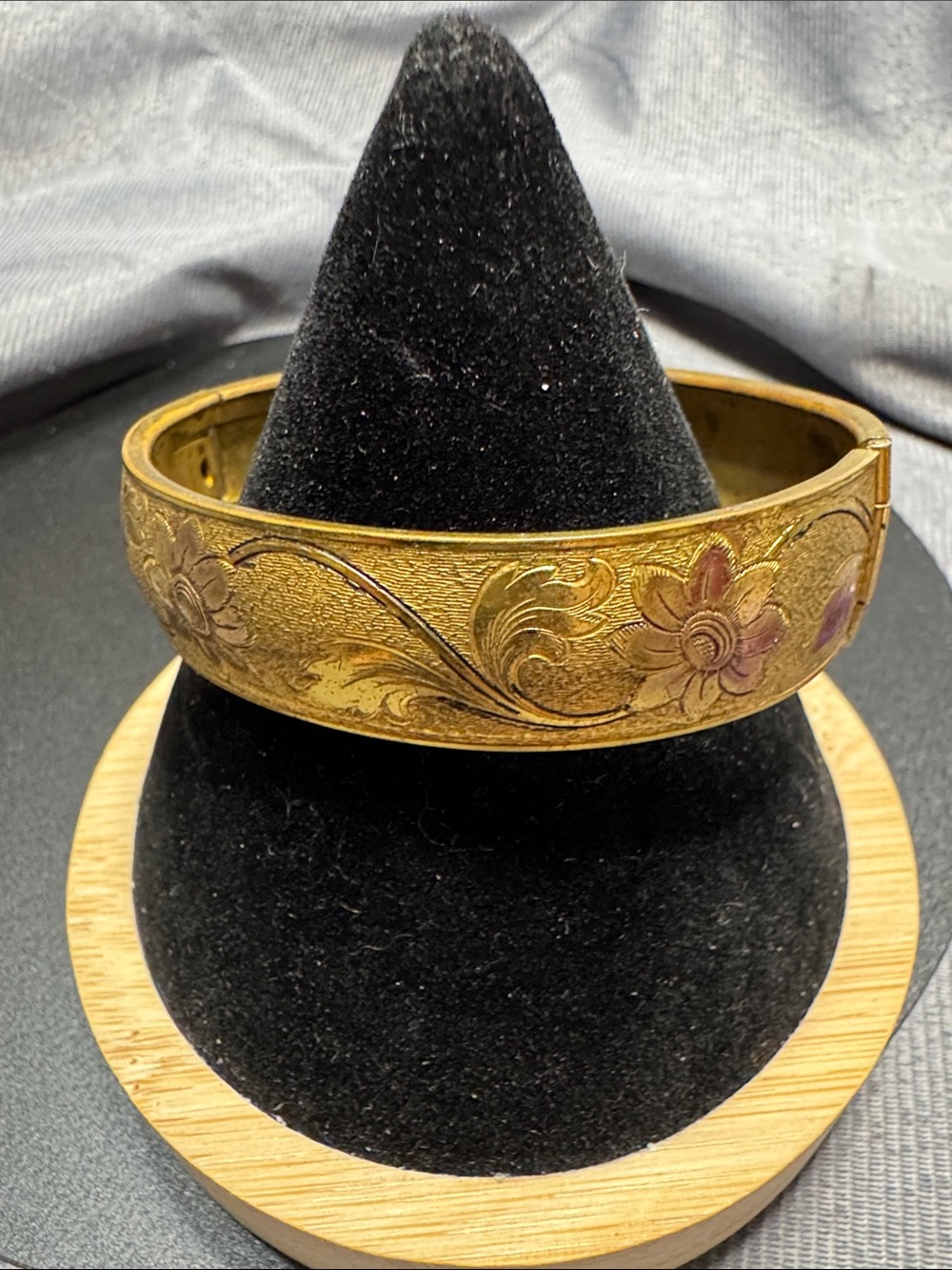 VTG Source Unknown Gold-Tone Floral Hinged Bangle Bracelet